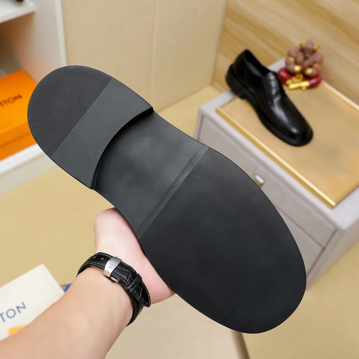 Men's shoes 💰640 💰 Louis Vuitton LV ® Autumn and Winter 🆕 models 🔛Full shoe counter First layer cowhide, 🐂Leather lined casual shoes for men, super soft outsole, essential for driving. Counter synchronization Original first layer cowhide Completely 1:1 mold customization 🌹Top version, color optional! Number: 38-45 (37.46. Customized)